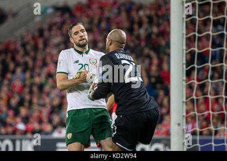 Cardiff, Wales, Großbritannien. Oktober 2017. Shane Duffy aus der Republik Irland unterstützt seinen Torhüter Darren Randolph beim Qualifikationsspiel zur FIFA-Weltmeisterschaft 2018 zwischen Wales und der Republik Irland im Cardiff City Stadium. Foto: Mark Hawkins/Alamy Live News Stockfoto