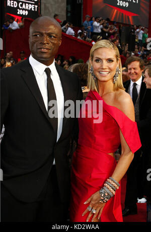 Hollywood, Kalifornien, USA. Februar 2009. Das deutsche Model Heidi Klum und ihr Mann, die britische Sängerin Seal, kommen am 22. Februar 2009 auf den roten Teppich für die 81. Academy Awards im Kodak Theatre in Hollywood, Kalifornien, USA. Die Academy Awards, im Volksmund bekannt als Oscars, zeichnen hervorragende Filmqualität aus. Quelle: Hubert Boesl | weltweite Nutzung/dpa/Alamy Live News Stockfoto