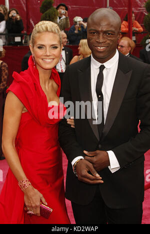 Hollywood, CA, USA. Februar 2008. Das deutsche Supermodel Heidi Klum (L) und ihr Mann, die britische Sängerin Seal (R), kommen am 24. Februar 2008 zum 80. Annual Academy Awards im Kodak Theatre in Hollywood, KALIFORNIEN, USA. Die Oscars werden von der Academy of Motion Picture Arts and Sciences (AMPAS) verliehen, um herausragende Profis in der Filmindustrie, darunter Regisseure, Schauspieler und Schriftsteller, zu würdigen. Quelle: Hubert Boesl | weltweite Nutzung/dpa/Alamy Live News Stockfoto