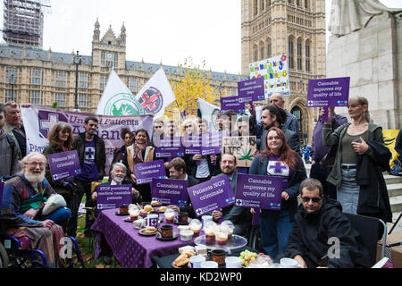 London, Großbritannien. 10 Okt, 2017. United Patienten Allianz Protest außerhalb des Parlaments für medizinische Zugang zu Cannabis zu nennen. Paul Flynn mp wird ein 10-min-Regel Rechnung für medizinische Zugang zu Cannabis heute im Parlament erhöhen. Quelle: Mark kerrison/alamy leben Nachrichten Stockfoto