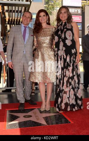 Debra Messing, Max Mutchnick, Mariska Hargitay bei der Einführungszeremonie für Star on the Hollywood Walk of Fame für Debra Messing, Hollywood Boulevard, Los Angeles, CA 6. Oktober 2017. Foto: Priscilla Grant/Everett Collection Stockfoto