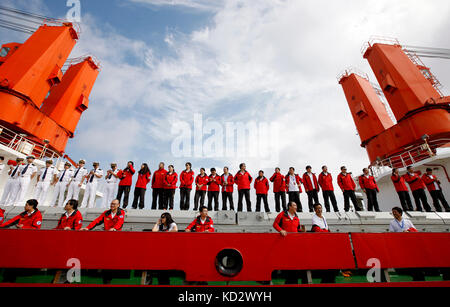 Shanghai, China. Oktober 2017. Mitglieder des chinesischen wissenschaftlichen Expeditionsteams stehen am 10. Oktober 2017 auf dem chinesischen Eisbrecher „Xuelong“, als sie nach Shanghai in Ostchina zurückkehren. Chinas Eisbrecher, der Xuelong (Schneedrache), kehrte am Dienstag nach 83 Tagen am arktischen Rand zur Basis in Shanghai zurück und schloss seine achte Arktisexpedition ab. Quelle: Fang Zhe/Xinhua/Alamy Live News Stockfoto