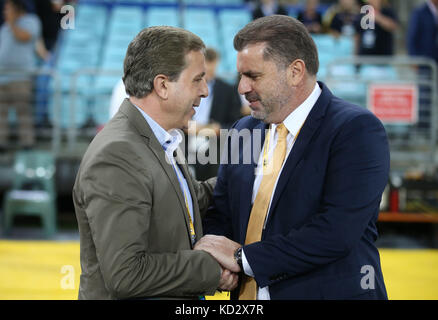 Sydney, Australien. Oktober 2017. Ange Postecoglou (R), australischer Cheftrainer, schüttelt Ayman Alhkeem, syrischer Cheftrainer, vor dem asiatischen Playoff-Spiel der FIFA-Weltmeisterschaft 2018 zwischen Australien und Syrien im Olympiastadion Sydney, Australien, 10. Oktober 2017. Australien gewann mit 2:1. Quelle: Bai Xuefei/Xinhua/Alamy Live News Stockfoto