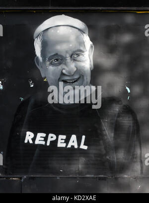 Dublin, Irland. 10. Oktober 2017. Street Art im Stadtzentrum von Dublin, Papst Franziskus das Tragen eines 'Aufhebung' Jumper. Ein Referendum über die Frage, ob die Aufhebung der Achte Änderung der irischen Verfassung im Jahr 2018 stattfinden wird. Die Achte Änderung entspricht, in Recht, das Recht auf Leben des ungeborenen Kindes mit dem Leben der Mutter. Also Abtreibung ist nur in sehr begrenzten medizinischen Umständen möglich. Credit: Laura Hutton/Alamy Leben Nachrichten. Stockfoto