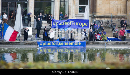 Frankfurt am Main, Deutschland. Oktober 2017. Mitglieder der Bewegung „der Puls Europas“ bejubeln Emmanuel Macron, den Präsidenten Frankreichs, vor der Johann Wolfgang Goethe-Universität in Frankfurt am Main, 10. Oktober 2017. Macron nahm an einer Veranstaltung mit dem Titel "Debating the Future of Europe" Teil. Macron soll die Frankfurter Buchmesse später am Tag eröffnen. Frankreich ist dieses Jahr das offizielle Partnerland der Messe. Frank Rumpenhorst/dpa/Alamy Live News Stockfoto