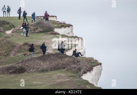 Birling Gap, Eastbourne, East Sussex, Großbritannien. Oktober 2017. Die Stufen des Strandzugangs sind wegen der Erosion von Chalk Cliff für wichtige Sicherheitsarbeiten geschlossen und sehen mehr Aktivität auf den Cliffs oberhalb des Sussex Beauty Spot. Während die Mehrheit einen sicheren Abstand zum Rand behält, gehen einige immer noch extreme Risiken ein. Stockfoto