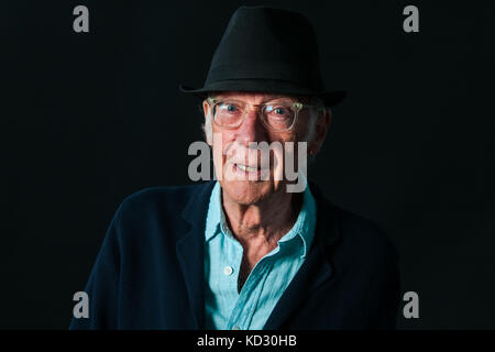 Englischer Dichter, Dichter, Sender, Autor von Kinder- und Theaterautor Roger mcgough besucht einen Fotoauftrag während des Edinburgh International Boo Stockfoto