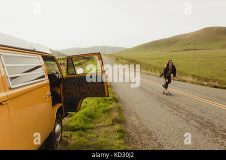 Junge männliche Skateboarder skateboarding auf die ländlichen, Exeter, Kalifornien, USA Stockfoto