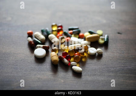 Medikamente und Tabletten auf einer hölzernen Textur Tabelle Stockfoto