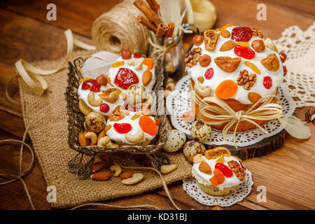 Schöne traditionelle Ostern Kuchen und Muffins Stockfoto