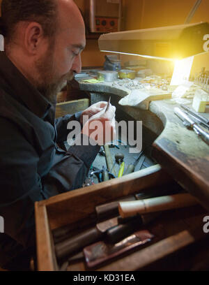 Handwerker arbeiten im Shop Stockfoto