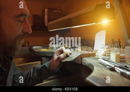 Handwerker arbeiten im Shop Stockfoto