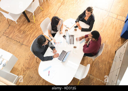 Draufsicht des Business Teams treffen im Tisch Stockfoto