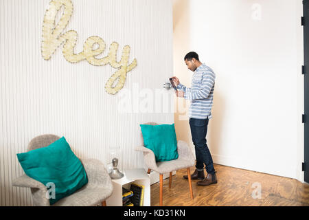 Cool junge Unternehmer mit digitalen Tablet Stockfoto