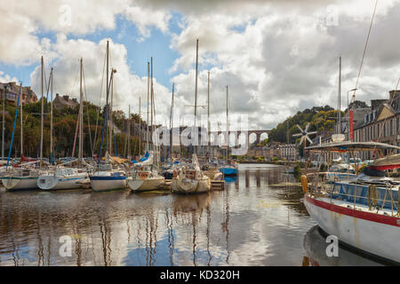 Morlaix, Bretagne, Frankreich. Marina im Vordergrund und Viadukt hinten. Stockfoto