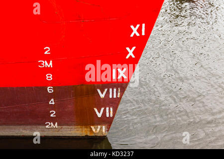 Schiff Boot Bug mit der Tiefe cargo Zahlen in roter Farbe closeup in hatbor Port. Stockfoto