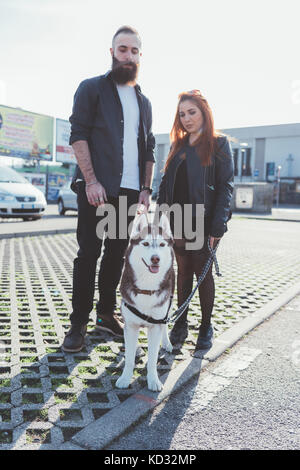 Portrait von Ehepaar mit Hund, bei Camera suchen Stockfoto