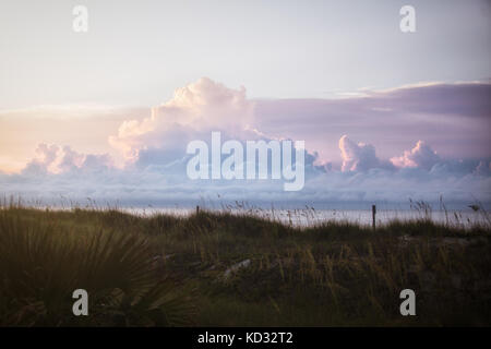Wolken über grasbewachsene Dünen, North Myrtle Beach, South Carolina, USA, Nordamerika Stockfoto
