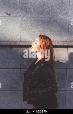 Seitenansicht Portrait von rothaarigen Frau, die Augen geschlossen Stockfoto