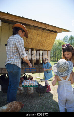 Familie Arbeiten auf der Farm, sammeln Eier aus dem Hühnerstall Stockfoto