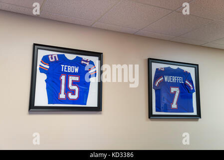 Tim Tebow und Danny Wuerffel signierten Fußball Trikots auf Anzeige in einem Büro. Stockfoto