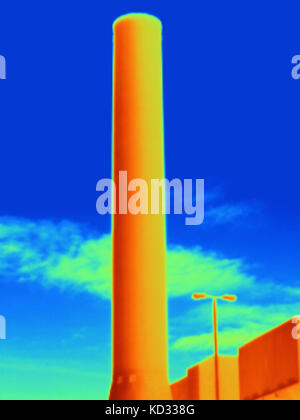 Wärmebild von West London power station und der damit verbundenen hohen Spannung Übertragungseinrichtungen Stockfoto
