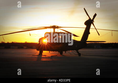 Piloten haben ihre Ausbildung Missionen zurückgekehrt und UH-60 Black Hawks sind auf dem Flug Linie gesichert, da die Sonne beginnt am Ende der Tag der Ausbildung auf mcentire joint National Guard, in Eastover, Jan S.C.. 10, 2015. (U.s. Army National Guard Foto von Sgt. Brian Calhoun/freigegeben) Stockfoto