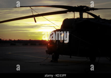 Piloten haben ihre Ausbildung Missionen zurückgekehrt und UH-60 Black Hawks sind auf dem Flug Linie gesichert, da die Sonne beginnt am Ende der Tag der Ausbildung auf mcentire joint National Guard, in Eastover, Jan S.C.. 10, 2015. (U.s. Army National Guard Foto von Sgt. Brian Calhoun/freigegeben) Stockfoto