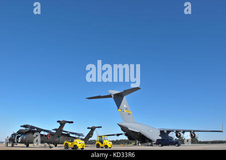 Us-Soldaten der Firma a, 1-111 th Aviation Battalion, South Carolina Army National Guard, ein UH-60 Black Hawk Last auf einem C-17 Globemaster III von der 701St airlift Squadron, 315 Airlift wing, Joint Base Charleston, während bohren Wochenende an mcentire joint National Guard, der Eastover, South Carolina, 10. Januar 2015. Die gemeinsame Übung können beide Einheiten wissen, Praxis zu gewinnen und Erfahrungen laden ein UH-60 Black Hawk, und bietet die Möglichkeit, für die South Carolina Army National Guard Zukunft kraft Projektion der Armee eines wissensbasierten Bestandteil einer gemeinsamen zu erfüllen Stockfoto