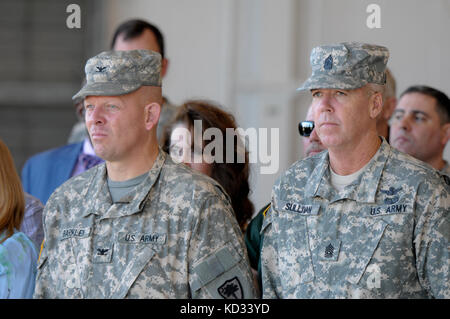 S.c. Army National Guard Soldaten, col. james Barkley, state Aviation Officer und Command Sgt.Major roy Sullivan, achten Sie auf die Änderung des Befehls Zeremonie an der Army Aviation Flight Facility bei mcentire joint National Guard, der eastover, s.c. während der1-151 st Angriff reconnaissance Bataillon, s.c. Army National Guard ändern des Befehls Zeremonie Feb. 8. 2015, beim Lt.Col. James r. fidler, der scheidende Kommandeur, die Farben an Maj. (P), John w. mcelveen, die eingehenden Commander. Der Zweck der Änderung der Befehl Zeremonie wird der Befehl mit der neue Kommandant, Stockfoto