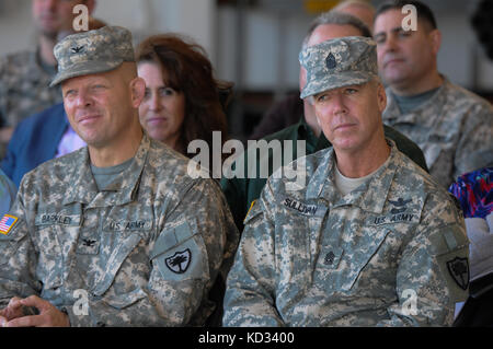 S.c. Army National Guard Soldaten, col. james Barkley, state Aviation Officer und Command Sgt.Major roy Sullivan, achten Sie auf die Änderung des Befehls Zeremonie an der Army Aviation Flight Facility bei mcentire joint National Guard, der eastover, s.c. während der1-151 st Angriff reconnaissance Bataillon, s.c. Army National Guard ändern des Befehls Zeremonie Feb. 8. 2015, beim Lt.Col. James r. fidler, der scheidende Kommandeur, die Farben an Maj. (P), John w. mcelveen, die eingehenden Commander. Der Zweck der Änderung der Befehl Zeremonie wird der Befehl mit der neue Kommandant, Stockfoto