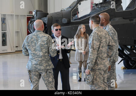 Kürzlich pensionierte Befehl Leiter Eric seymore, den letzten Vietnam Veteran im s.c. Army National Guard Soldat zu dienen, Gespräche zu anderen Flieger an der Änderung der comand-Zeremonie, als Lt.Col. James r. fidler, der scheidende Kommandeur, die Farben an Maj. (P), John w. mcelveen, die eingehenden Commander bei einem Befehl Zeremonie Feb. 8, 2015, im Army Aviation Flight Facility bei mcentire joint National Guard, der Eastover, South Carolina. Der Zweck der Änderung der Befehl Zeremonie wird der Befehl mit der neuen Kommandanten zu übergeben, damit die Übergabe von Verantwortung o Stockfoto