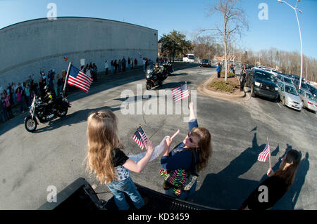 Familie und Freunde herzlich Willkommen Home US-Soldaten an der South Carolina Army National Guard 2-263 rd Air Defense Artillery battalion zugewiesen wird, wie Sie nach Hause zurückkehren, Anderson, s.c., nach einem elf Monate Rotation, washington d.c., Feb. 11., 2015. Die 2-263 rd Ada hat als Teil des National Capital Region' s Integrated air defence Mission auf Rotationsbasis seit den Attentaten vom 11. September 2001 eingesetzt. (U.s. Army National Guard Foto: Staff Sgt. Roberto Di Giovine/freigegeben) Stockfoto