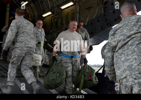 U.S. Airmen der South Carolina Air National Guard, die dem 169. Logistik-Bereit-Geschwader zugewiesen sind, entladen Fracht von einem C-17 Globemaster III 5. März 2015, auf der McEntyre Joint National Guard Base, S.C. Vigilant Guard ist eine Reihe von staatlich finanzierten Katastrophenabwehr-Übungen, die von National Guard Einheiten durchgeführt werden, die mit Bundes-, Staatliche und lokale Notfalldienste und Ersthelfer. (USA Air National Guard Foto von Airman 1st Class Ashleigh S. Pavelek/veröffentlicht) Stockfoto