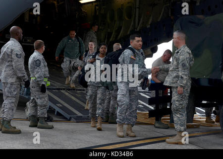 US Army Brig. Gen. Brian C. Harris, der stellvertretende Kommandeur des 167. Theater Sustainment Command, begrüßt Truppen der U.S. Army North Task Force 51, 5. März 2015, auf der McEntyre Joint National Guard Base, S.C. Vigilant Guard ist eine Reihe von staatlich finanzierten Katastrophenabwehrübungen, die von Einheiten der National Guard durchgeführt werden, die mit Bundesbehörden zusammenarbeiten, Staatliche und lokale Notfalldienste und Ersthelfer. (USA Air National Guard Foto von Airman 1st Class Ashleigh S. Pavelek/veröffentlicht) Stockfoto