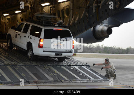 U.S. Air Force Staff Sgt. Nate Merchant, der dem 169. Logistik-Bereitigungs-Geschwader zugewiesen ist, leitet ein Notfallschutzfahrzeug die Rampe eines C-17 Globemaster III am 5. März 2015 auf der McEntyre Joint National Guard Base, S.C. Mitglieder der South Carolina Air National Guard reagieren während der Vigilant Guard auf einen simulierten Hurrikan, Eine Reihe von staatlich finanzierten Katastrophenhilfemaßnahmen, die von Einheiten der Nationalgarde durchgeführt werden, die mit Behörden des Bundes, der Länder und der lokalen Notfallorganisation und Ersthelfern zusammenarbeiten. (USA Air National Guard Foto von Airman 1st Class Ashleigh S. Pavelek/veröffentlicht) Stockfoto