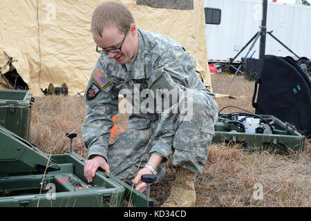 U.S. Army Staff Sgt. Brandon Kopp, ein Spezialist für Signalunterstützungssysteme, der der 29. Infanterie-Division der Virginia Army National Guard zugewiesen ist, baut während der Übung der Wachsamkeit am 6. März 2015 einen Satelliten für drahtlose Kommunikation zusammen. Vigilant Guard ist eine Reihe von staatlich finanzierten Katastrophenhilfemaßungen, die von Einheiten der National Guard durchgeführt werden, die mit Behörden des Bundes, der Länder und der lokalen Notfallorganisation und Ersthelfern zusammenarbeiten. (Foto der Air National Guard von Airman 1st Class Ashleigh S. Pavelek/veröffentlicht) Stockfoto