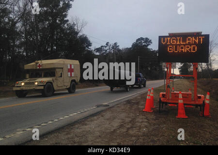 Die US Army SGT Jody Truesdale vom South Carolina Medical Command auf der McEntyre Joint National Guard Base und SPC Lucas Reed vom 251st Aerial Medical Command aus Darlington sind auf dem Weg zum Choppee Complex in Georgetown, um während der Vigilant Guard 2015, 6. März, medizinische Hilfe zu leisten. Vigilant Guard ist eine Reihe von staatlich finanzierten Katastrophenhilfemaßungen, die von Einheiten der National Guard durchgeführt werden, die mit Behörden des Bundes, der Länder und der lokalen Notfallorganisation und Ersthelfern zusammenarbeiten. (USA Foto der Air National Guard von Senior Master Sgt. Edward Snyder/Freigegeben) Stockfoto