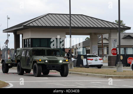 US-Soldaten der 108. Abteilung für öffentliche Angelegenheiten der South Carolina Army National Guard verlassen das McCrady Training Center, S.C., auf dem Weg nach Georgetown, S.C., 6. März 2015, um an der Vigilant Guard South Carolina teilzunehmen. Vigilant Guard ist eine Reihe von staatlich finanzierten Katastrophenhilfemaßungen, die von Einheiten der National Guard durchgeführt werden, die mit Behörden des Bundes, der Länder und der lokalen Notfallorganisation und Ersthelfern zusammenarbeiten. (USA Air National Guard Foto von AMN Megan Floyd/veröffentlicht) Stockfoto