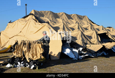 Mitglieder der 228. Theater Tactical Signal Brigade und des 2. Bataillons, 263. Luftverteidigungsartillerie arbeiten zusammen, um einen einsatzfähigen Rapid Assembly Shelter im Anderson County Sheriff's Office Training Center in Anderson, S.C., einzurichten. Als Teil von Vigilant Guard.Vigilant Guard ist eine Reihe von staatlich finanzierten Katastrophenhilfemaßungen, die von nationalen Garde-Einheiten durchgeführt werden, die mit Bundes-, Landes- und lokalen Notfallverwaltungsbehörden und Ersthelfern arbeiten. (USA Foto der Armee-Nationalgarde von 1. LT. Jessica Donnelly/veröffentlicht) Stockfoto