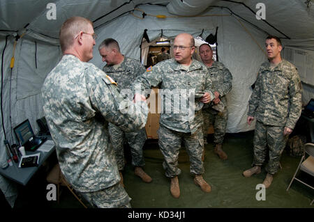 Der Generaladjutant von South Carolina, General Robert E. Livingston, Jr., besucht Einheiten der South Carolina National Guard, die an der Vigilant Guard SC-15, Charleston, S.C., 7. März 2015 teilnehmen. Der Vigilant Guard SC 15 (VG-15) ist eine achttägige Feldübung, die vom 5. Bis 12. März stattfindet. Die VG-15 findet an zahlreichen Standorten in ganz South Carolina statt, während die Nationalgarde und ihre lokalen und föderalen Partner ihre Reaktionsfähigkeit und Fähigkeiten auf einen simulierten Hurrikan testen. (USA Foto der Armee-Nationalgarde von Staff Sgt. Roberto Di Giovine/Veröffentlicht) Stockfoto