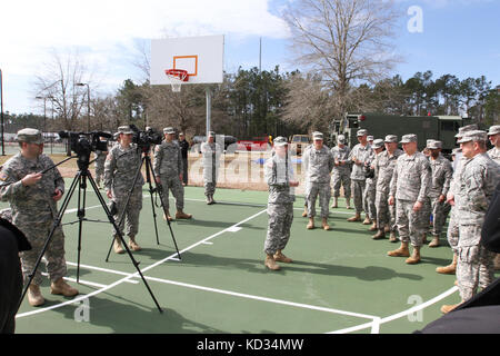 Lt.Col. Stephen Messer, us Northern Command, begrüßt gen. Frank j. Gras, Chief, National Guard Bureau, Maj.gen.Robert e. Livingston, jr., Adjutant General für South Carolina. und andere Würdenträger regionalen Resource Center in Georgetown zu choppee, s.c., einem der Ausbildung Standorte für wachsam Guard 15, 9. März 2015. Die Würdenträger bereiste den Komplex, in dem eine Vielzahl von Schulungen und Übungen durchgeführt wurden und mit Soldaten der Nationalgarde von South Carolina und Georgia besucht sowie lokalen und staatlichen Notfallhelfer. Gras, livingston und die anderen Vips beobachtet soldie Stockfoto