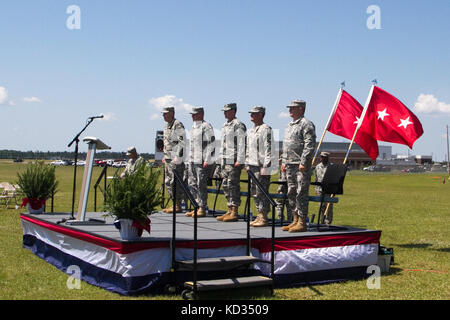 Die offizielle Partei, durch die US-Armee maj geführt. gen. Robert e. Livingston, jr., der Adjutant General für s c., betritt die Bühne als Soldaten der 59th Truppe den Befehl, s.c. Army National Guard, die sich in der Ausbildung bei einem Befehl Zeremonie an mcentire joint National Guard, der eastover stehen, s.c. 3. Mai 2015. Der scheidende Kommandeur Befehl col. Charles Moore verzichtet auf Lt.Col. Robert carruthers. Moore im Jahr 2014 übernahm das Kommando über 3.200 Soldaten der Brigade. (U.s. Army National Guard Foto von Sgt. tashera pravato/freigegeben) Stockfoto