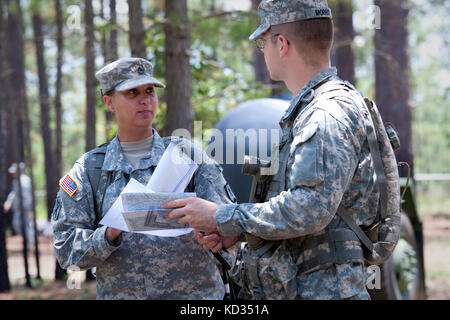 Personal Sgt. Monica Rogers, eine Instruktorin mit 3. Bataillon, 218. Führung (LDR), South Carolina Army National Guard, überprüft Punkte auf einer Karte für Officer Candidate Josh Merry von der Florida Army National Guard, bevor sie auf den Landnavigationskurs im McCrady Training Center, Eastover, S.C., 6. Juni 2015. Das 2. Bataillon (OCS) der South Carolina Army National, 218. Führung (LDR), ist der Gastgeber für Kandidaten aus mehreren Staaten während der Phase I der Officer Candidate School. (USA Foto der Armee-Nationalgarde von Sgt. Brian Calhoun/Veröffentlicht) Stockfoto