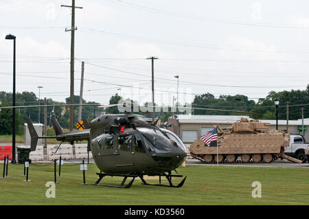 "UH-72A Lakota zugewiesen an Firma A, 2-151st Security and Support Aviation Battalion, S.C. Army National Guard, geparkt am Greer City Park, Greer, South Carolina, 27. Juni 2015. Die UH-72A Lakota Demonstration war Teil einer S.C. Armee National Guard Community Outreach Initiative zur Unterstützung der Stadt Greer, anlässlich der Freedom Blast, eine ganztägige Veranstaltung zur Feier der Freiheit Amerikas und der US-Streitkräfte. Die Nationalgarde der S.C. Army trug zu der Veranstaltung bei und präsentierte die Fähigkeiten eines Hubschraubers der Lakota UH-72A, eines M2 Bradley Infantry Fighting Vehicle (IFV) und eines Sever Stockfoto