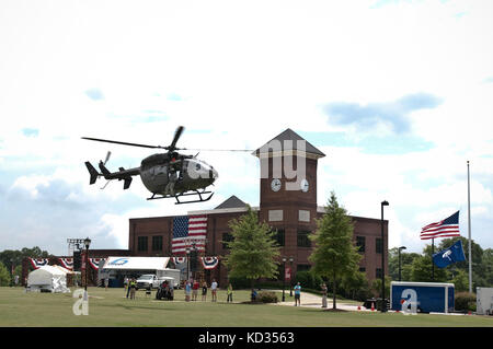 "UH-72A Lakota zugewiesen an Firma A, 2-151st Security and Support Aviation Battalion, S.C. Army National Guard, geparkt am Greer City Park, Greer, South Carolina, 27. Juni 2015. Die UH-72A Lakota Demonstration war Teil einer S.C. Armee National Guard Community Outreach Initiative zur Unterstützung der Stadt Greer, anlässlich der Freedom Blast, eine ganztägige Veranstaltung zur Feier der Freiheit Amerikas und der US-Streitkräfte. Die Nationalgarde der S.C. Army trug zu der Veranstaltung bei und präsentierte die Fähigkeiten eines Hubschraubers der Lakota UH-72A, eines M2 Bradley Infantry Fighting Vehicle (IFV) und eines Sever Stockfoto