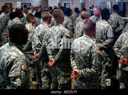 Us-Soldaten zu rekrutieren und Befehl retention, South Carolina Army National Guard, sind durch die US-Armee brig begrüßt. gen. van mccarty, stellvertretender Adjutant General, Südcarolina nationale Schutz vor Ihren patch Zeremonie am Bluff Road Armory, Columbia, South Carolina, 18. Juli 2015. Die Soldaten vor Kurzem erweiterte individuelle Schulung abgeschlossen und verdient Ihre militärischen berufliche Qualifikation Identifier, und sind bereit, um offiziell zu ihrer Einheit Bericht ihre Aufgaben durchführen, nachdem ein Gerät Vertreter der Einheit patch ihrer einheitlichen anbringt und begrüßt Sie als neues Mitglied im Th Stockfoto