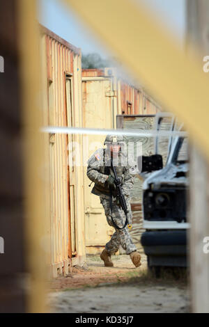 U.s. army Specialist Benjamin lacrosse, von der 278th Military Police Company, Georgien Army National Guard, zeigt seine Fähigkeiten patrouillieren, eine Stadt in der Region 3 am besten Krieger Konkurrenz an den mccrady Training Center, der eastover, s.c., 29. april 2013. Jedes der 10 Staaten und Gebiete in der Region 3 hat ein Soldat und ein noncommissioned Officer konkurrieren in der viertägigen Veranstaltung, die ihre soldatentum Fähigkeiten werden ab dem 29. April test Mai 2. ersten Platz Sieger in den nco und berechtigtem Soldat Kategorien in der National Guard bureau voraus, nationalen Wettbewerb zu verhindern Stockfoto