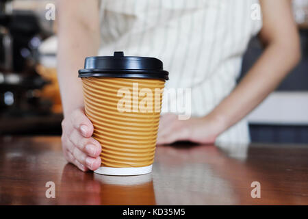 Close-up Kellnerin eine Tasse Kaffee serviert. Selektive konzentrieren. Stockfoto