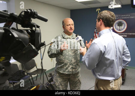 Südcarolina Adjutant General, Maj.gen.Robert e. Livingston, führt ein Interview mit lokalen Medien nach den sintflutartigen Regengüsse in den letzten S.c Geschichte. Soldaten aus dem s.c. National Guard bis Tage vor dem Unwetter in Vorbereitung für Rettungseinsätze, Disaster Recovery und Hochwasserschutz genannt wurden. gardisten trainieren das ganze Jahr über in der Vorbereitung für diese Arten von natürlichen Ereignissen und sind immer bereit, wenn der Gouverneur Anrufe in Emergency Response oder Disaster clean up zu unterstützen. (U.s. Army National Guard Foto von Sgt. Brad mincey/freigegeben) Stockfoto